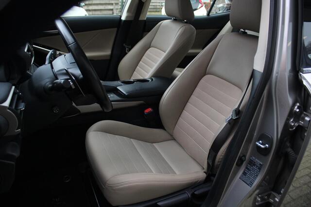 Lexus IS 300h Hybrid Business Line Pro Apple Carplay/Android Auto, Parkeersensoren Voor en Achter, Achteruitrijcamera, Navigatie