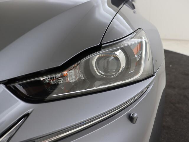 Lexus IS 300h Hybrid Edition 30 | Premium Navigatie | Safety System | Parkeersensoren | Schuifkanteldak | Lexus-paasweekend