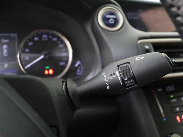 Lexus IS 300h Hybrid Edition 30 | Premium Navigatie | Safety System | Parkeersensoren | Schuifkanteldak | Lexus-paasweekend