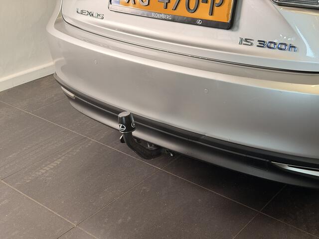 Lexus IS 300h Hybrid Business Line | Trekhaak | Parkeersensoren voor - en achter | Schuif - / kanteldak |