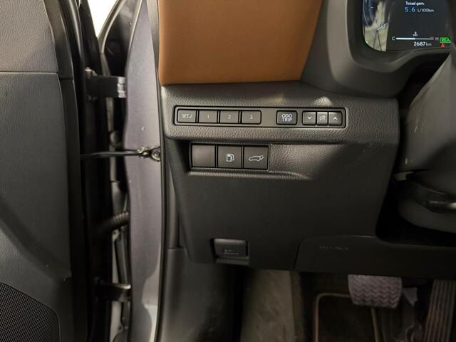 Lexus LBX Relax 2WD | Dodehoek detectie | Electrisch bedienbare achterklep | Cognac kleurig leder |