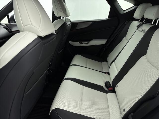 Lexus NX 450h+ AWD F Sport Line | Stoel en stuurwiel verwarmd | LM velgen | Draadloze telefoonlader | Navigatie | 360 Camera | Dodehoek Ass. |