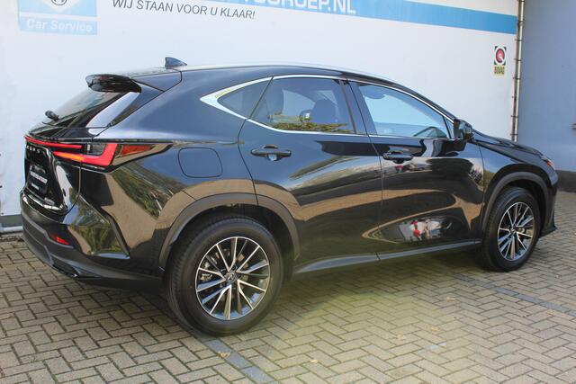 Lexus NX 450h+ AWD Luxury Line | Afneembare trekhaak | Stoel/stuur verwarming | Elektrisch verstelbare stoelen | Achteruitrijcamera | Adaptive cruise controle | Lane assist | Elektrische kofferbakklep | Elektrisch verstelbaar stuurwiel | Navigatie | Apple CarPlay/