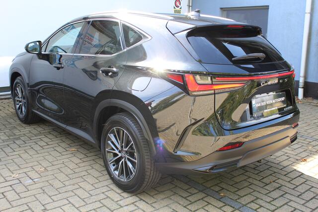 Lexus NX 450h+ AWD Luxury Line | Afneembare trekhaak | Stoel/stuur verwarming | Elektrisch verstelbare stoelen | Achteruitrijcamera | Adaptive cruise controle | Lane assist | Elektrische kofferbakklep | Elektrisch verstelbaar stuurwiel | Navigatie | Apple CarPlay/
