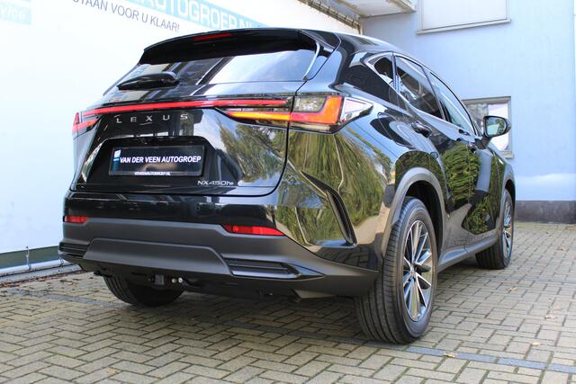 Lexus NX 450h+ AWD Luxury Line | Afneembare trekhaak | Stoel/stuur verwarming | Elektrisch verstelbare stoelen | Achteruitrijcamera | Adaptive cruise controle | Lane assist | Elektrische kofferbakklep | Elektrisch verstelbaar stuurwiel | Navigatie | Apple CarPlay/