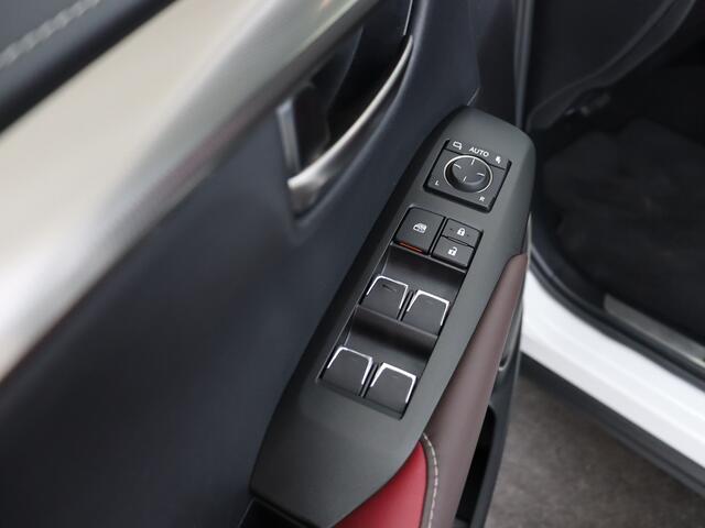 Lexus NX 300h AWD Luxury Line | Panoramadak | Trekhaak | Elektrisch Bedienbare Stoelen |