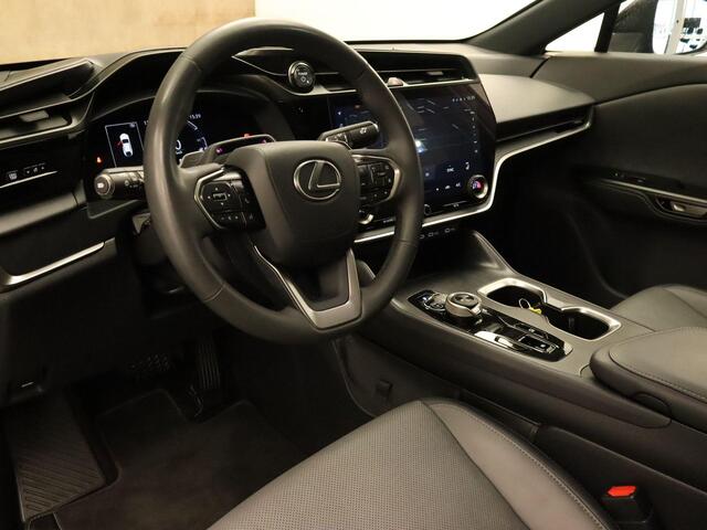 Lexus RZ 450e Executive Line 71 kWh - SOH 96,9 % !!!!- ORIGINEEL NEDERLANDSE AUTO - AFNEEMBARE TREKHAAK - TREKGEWICHT 750 KG - AFKOMSTIG VAN 1E EIGENAAR - 3 FASE - 2 LAADKABELS - LEDEREN BEKLEDING - BEIDE VOORSTOELEN ELEKTRISCH VERSTELBAAR - VOORSTOELEN VERWARMD -