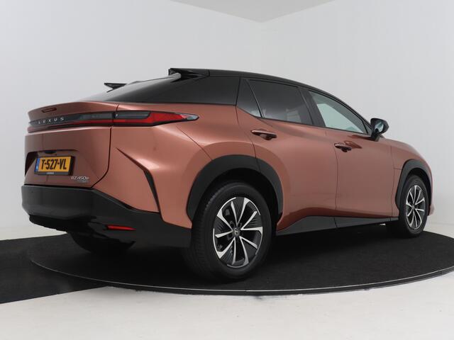 Lexus RZ 450e Executive Line 71 kWh | BTW voertuig | Panoramadak | Stoel+stuurverwarming | Blind Spot Monitor | Parkeersensoren voor+achter | Apple CarPlay/Android Auto | Elektrische Achterklep | Navigatie |