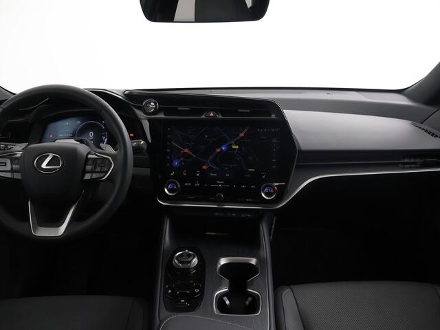 Lexus RZ 450e Executive Line 71 kWh | BTW voertuig | Panoramadak | Stoel+stuurverwarming | Blind Spot Monitor | Parkeersensoren voor+achter | Apple CarPlay/Android Auto | Elektrische Achterklep | Navigatie |