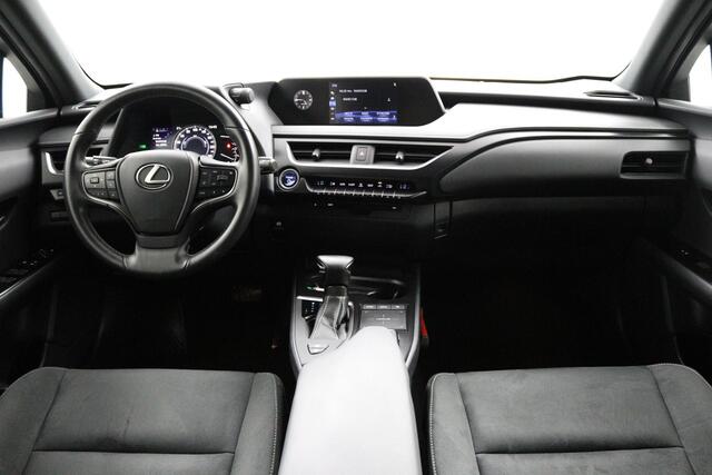 Lexus Ux 250h Preference Line | 18 Inch Lichtmetalen velgen | Blind Spot Monitor | Privacy Glass