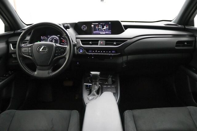 Lexus Ux 250h Preference Line | 18 Inch Lichtmetalen velgen | Privacy Glass | Blind Spot Monitor