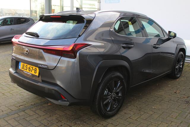 Lexus Ux 250h | Achteruitrijcamera | Keyless entry/start | Climate controle | Cruise controle | Lane Assist | DAB | Draadloze telefoonlader | Apple CarPlay/Android Auto | Virtual cockpit |
