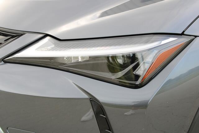 Lexus Ux 250h | Incl. 12 maanden garantie | Achteruitrijcamera | Keyless entry/start | Climate controle | Cruise controle | Lane Assist | DAB | Draadloze telefoonlader | Apple CarPlay/Android Auto |