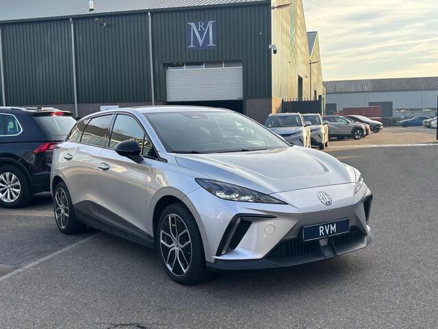 MG 4 MG4 Electric Luxury 64 kWh |LONG RANGE | 12.000KM! | 7 JAAR GARANTIE BIJ MG| SUPER COMPLETE AUTO| RONDOMZICHT CAMERA| STOEL+ STUUR VERWARMING| DODE HOEK