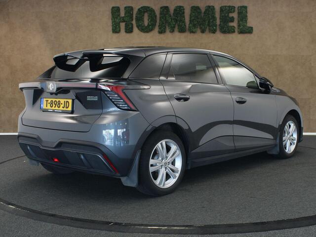 MG 4 MG4 Electric Luxury 64 kWh SOH 96.1%!! - ORIGINEEL NEDERLANDSE AUTO - DODEHOEKDETECTIE - 3 FASE LADEN - STUURVERWARMING - ACHTERUITRIJCAMERA - CRUISE CONTROL ADAPTIEF - CLIMATE CONTROL - FULL-MAP NAVIGATIESYSTEEM - STUUR/VOORSTOELEN VERWARMD