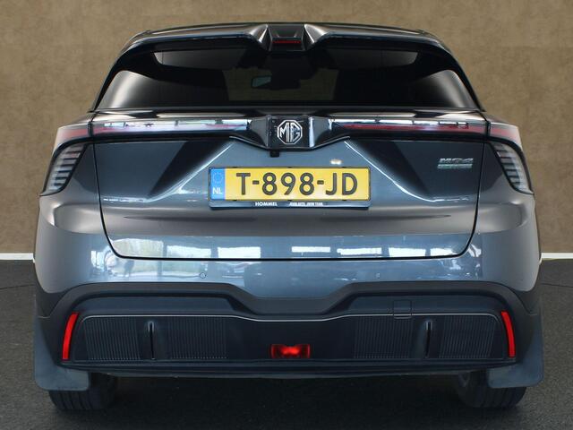 MG 4 MG4 Electric Luxury 64 kWh SOH 96.1%!! - ORIGINEEL NEDERLANDSE AUTO - DODEHOEKDETECTIE - 3 FASE LADEN - STUURVERWARMING - ACHTERUITRIJCAMERA - CRUISE CONTROL ADAPTIEF - CLIMATE CONTROL - FULL-MAP NAVIGATIESYSTEEM - STUUR/VOORSTOELEN VERWARMD