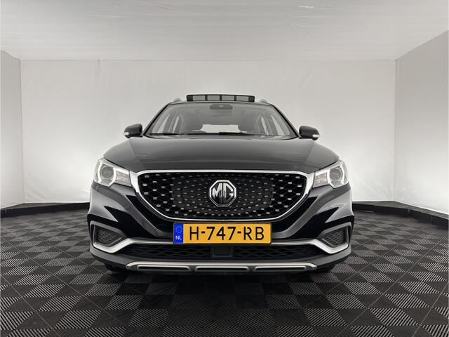 MG ZS EV Luxury 45 kWh (INCL-BTW) *PANO | VOLLEDER | KEYLESS | NAVI-FULLMAP | ADAPTIVE-CRUISE | CAMERA | APP-CONNECT | DAB | LANE-ASSIST | SPORT-SEATS | 17"ALU*