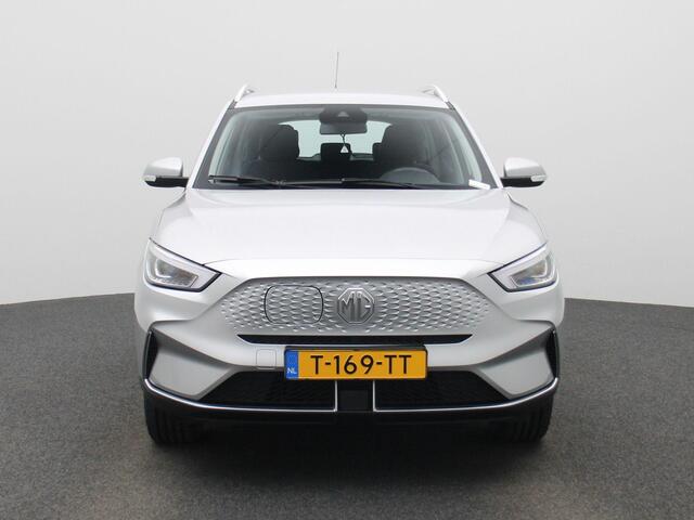MG ZS MG EV EV Standard Range Comfort 50 kWh | Climate Control / ECC | Cruise control Standaard | Connectiviteit af fabriek | Navigatie | Stoelverwarming | LED koplampen | Park Distance Control achter | Achteruitrijcamera | Dakrailing |