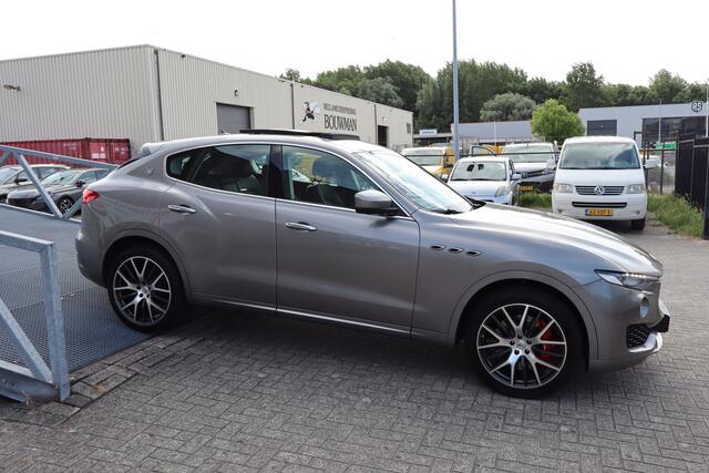 Maserati Levante 3.0 V6 S AWD Panoramadak! Nederlandse auto/Achteruitrijcamera/Harman kardon/Elektrisch verstelbare stoelen/Stoelverwarming/Stuurverwarming/Luchtvering met actieve hoogteregeling/DAB/Navigatie/Dodehoeksdetectie