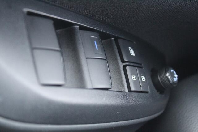 Mazda 2 Hybrid Toyota Yaris Hybrid 1.5 Centre-line Stuur- en Stoelverwarming l Apple Carplay/ Android auto l Keyless l Automaat l Parkeercamera l Cruise control l