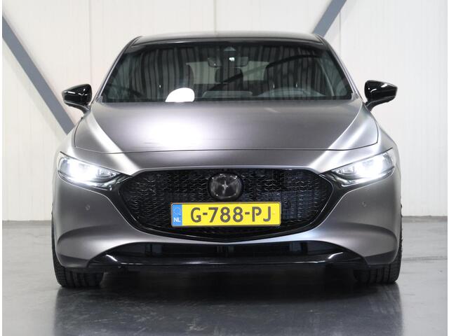 Mazda 3 2.0 e-SkyActiv-X M Hybrid 180PK Luxury | UNIEK! | Apple Carplay/Android Auto | Navigatie | LEER | Adaptief Cruise Control | Climate Control | Privacy Glass | Head-up Display | Keyless | FULL LED | Voorstoelen Verwarmd |