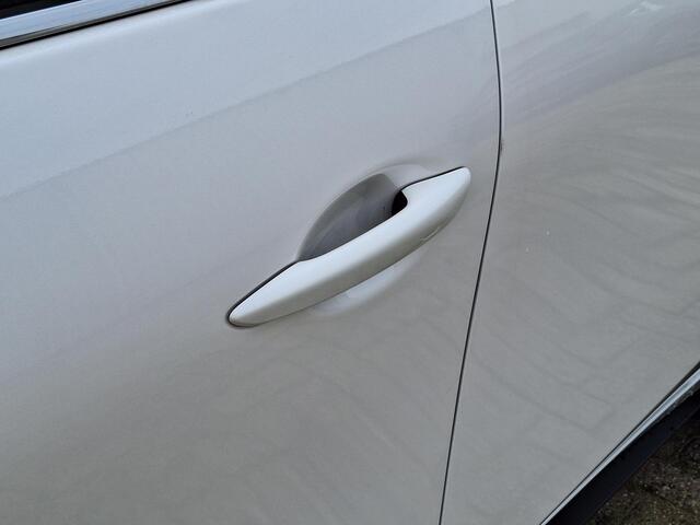 Mazda 3 2.0 e-SkyActiv-X M Hybrid 186 Nagisa | Aero pakket | Alcantara/Leder met stoelgeheugen | Achteruitrijcamera | Bose | HeadupDisplay | Navigatie en draadloze Applecarplay\Androidauto | Verlichte Dorpelbeschermers | Parelmoer Wit