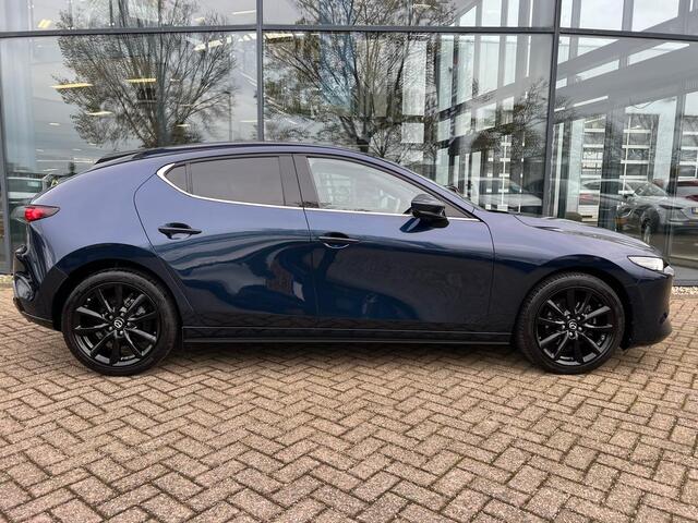 Mazda 3 2.0 e-SkyActiv-X M Hybrid 186 Luxury | NED AUTO | LEDER | STOEL + STUURVERWARMING | BOSE AUDIO | HEAD UP | 18 INCH | CAMERA |