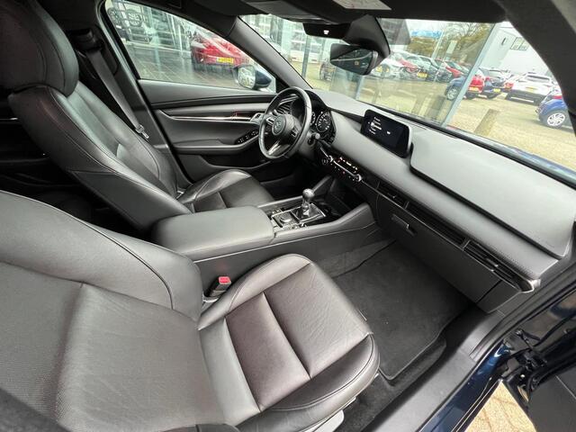 Mazda 3 2.0 e-SkyActiv-X M Hybrid 186 Luxury | NED AUTO | LEDER | STOEL + STUURVERWARMING | BOSE AUDIO | HEAD UP | 18 INCH | CAMERA |