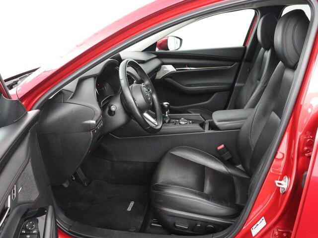 Mazda 3 2.0 e-SkyActiv-X M Hybrid 180 Luxury | Leder | Head-Up | Stoelverwarming | Trekhaak | Bose Sound | Camera | Carplay | Memory | Adaptive cruise | Navigatie | Full LED | Stuurverwarming | Keyless