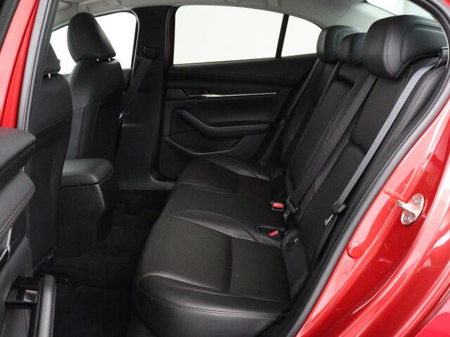 Mazda 3 2.0 e-SkyActiv-X M Hybrid 180 Luxury | Leder | Head-Up | Stoelverwarming | Trekhaak | Bose Sound | Camera | Carplay | Memory | Adaptive cruise | Navigatie | Full LED | Stuurverwarming | Keyless