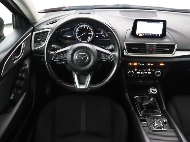 Mazda 3 2.0 SkyActiv-G 120 SkyLease+ | Stoel & stuurverwarming | Head-Up | Trekhaak | Camera | Navigatie | Full LED | Parkeerhulp | Climate control | Bluetooth | DAB | Cruise control | 103.800km NAP