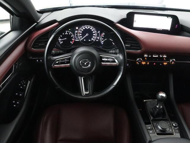 Mazda 3 2.0 e-SkyActiv-X M Hybrid 186 Luxury | Dieprood leder | 360 Camera | Head-Up | Stoelverwarming | Adaptive cruise | Memory | Carplay | Navigatie | Keyless | Full LED | Stuurverwarming