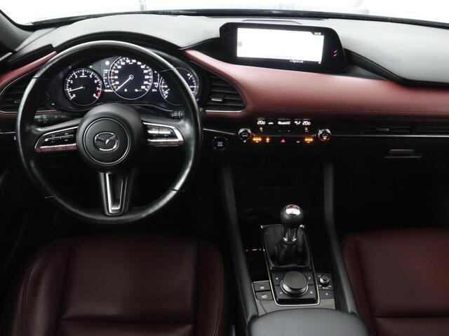 Mazda 3 2.0 e-SkyActiv-X M Hybrid 186 Luxury | Dieprood leder | 360 Camera | Head-Up | Stoelverwarming | Adaptive cruise | Memory | Carplay | Navigatie | Keyless | Full LED | Stuurverwarming