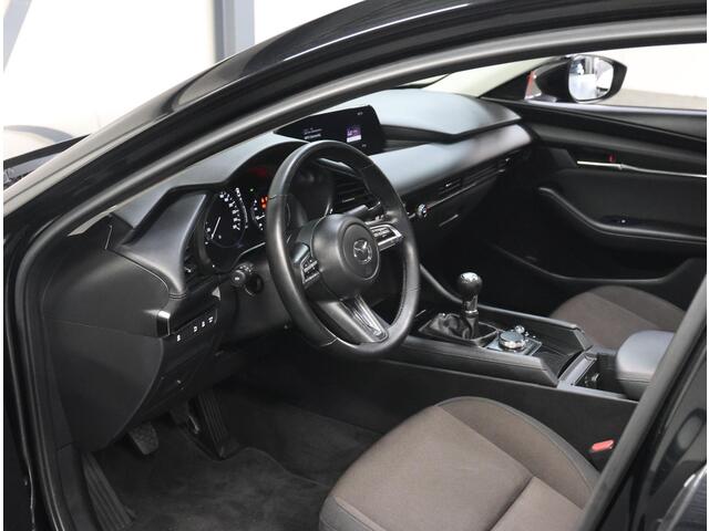 Mazda 3 186PK M Hybrid Comfort | 1ste eigenaar | Camera | Dodehoekdetectie | LED lampen | Keyless | Navigatie | AppleCarPlay/AndroidAuto | Armsteun | Camera | StoelStuurVerwarmd | Adaptief Cruise Control | Climate Control | Isofix | Parkeersensoren |