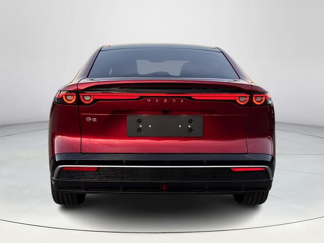 Mazda 6 6e Takumi Long Range 80 kWh | Dit jaar nog rijden 17% bijtelling | Zwart leder | 360 Camera | Geheugenstoelen | Panorama Dak | Headupdisplay | Adaptieve Cruise control | Sony premium audio | Dodehoeksensoren |