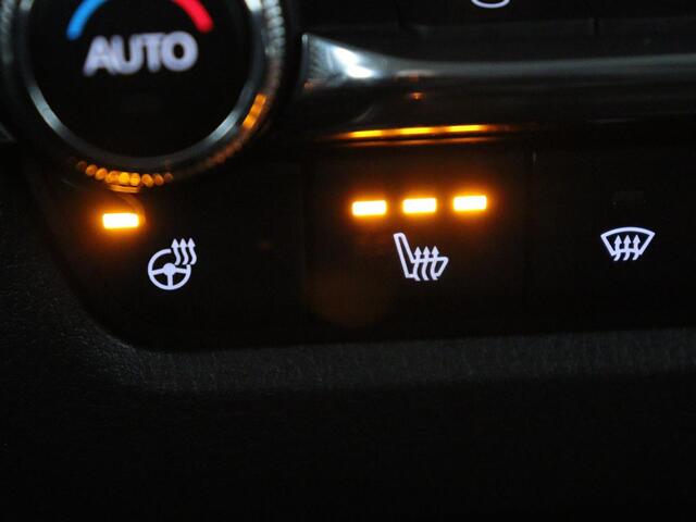 Mazda CX-30 2.0 e-SkyActiv-X M Hybrid Comfort | Stoelverwarming | Head-Up | Camera | Carplay | Adaptive cruise | Navigatie | Stuurverwarming | 18'' | Keyless | Full LED | Climate control