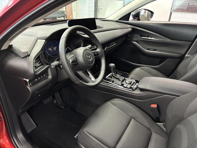 Mazda CX-30 2.5 e-SkyActiv-G 140 M Hybrid Homura , Demovoordeel ¤ 5.889,-, Automaat, Navi, Adap.Cruise, Clima, Apple Carplay, Camera, PDC, HUD, Stoelverwarming, 18" LMV