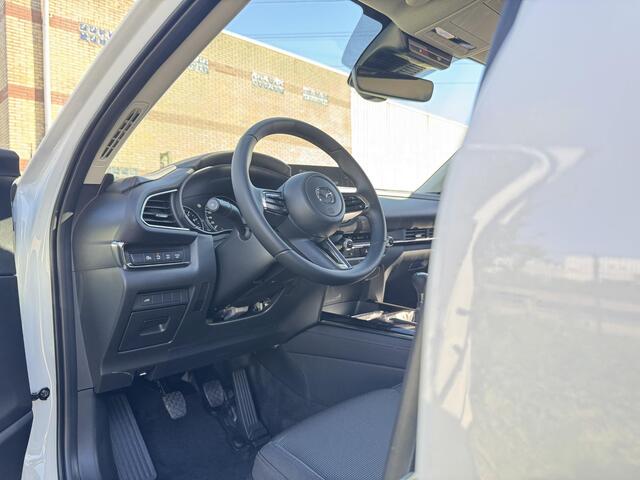 Mazda CX-30 2.5 e-SkyActiv-G M Hybrid Homura | Dodehoeksensoren | Draadloze Applecarplay en Android Auto | Adaptieve Cruise Control | Automaat | 18inch zwarte velgen | Achteruitrijcamera | Elektrische achterklep |