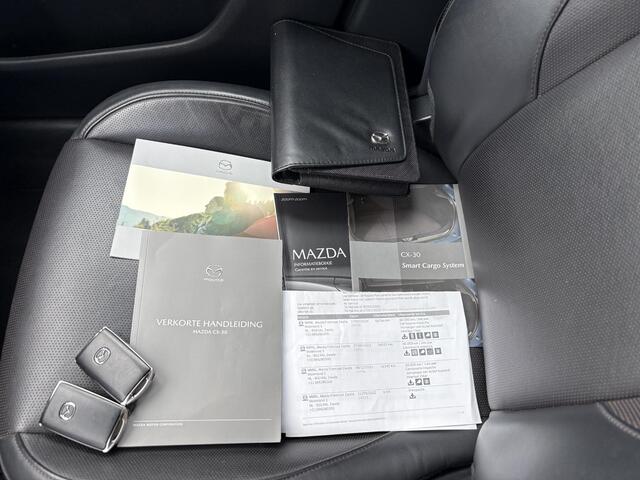 Mazda CX-30 2.0 e-SkyActiv-X M Hybrid Luxury / Elektrisch Glazen Schuif-/kanteldak / Navigatie Full map / Trekhaak 1300 kg geremd / Lederen Bekleding /