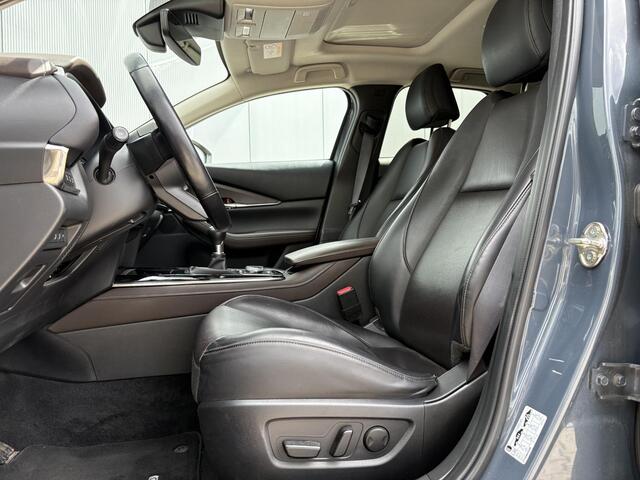 Mazda CX-30 2.0 e-SkyActiv-X M Hybrid Luxury / Elektrisch Glazen Schuif-/kanteldak / Navigatie Full map / Trekhaak 1300 kg geremd / Lederen Bekleding /