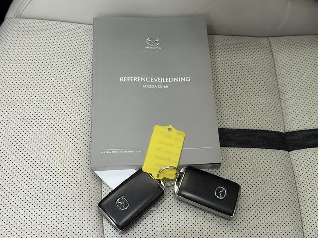 Mazda CX-60 2.5 e-SkyActiv PHEV Takumi / Panoramadak / Trekhaak Wegklapbaar / Lederen Bekleding / Camera / Head up Display / Navigatie / Stoelverwarming / Stoel Verkoeling / Apple Carplay & Android Auto / Elektr. Stuurwiel / Dodehoek Detectie / Schuif Kantel Dak /