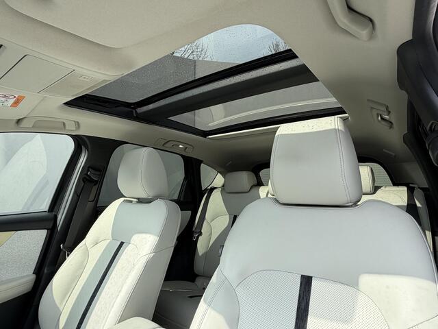 Mazda CX-60 2.5 e-SkyActiv PHEV Takumi / Panoramadak / Trekhaak Wegklapbaar / Lederen Bekleding / Camera / Head up Display / Navigatie / Stoelverwarming / Stoel Verkoeling / Apple Carplay & Android Auto / Elektr. Stuurwiel / Dodehoek Detectie / Schuif Kantel Dak /