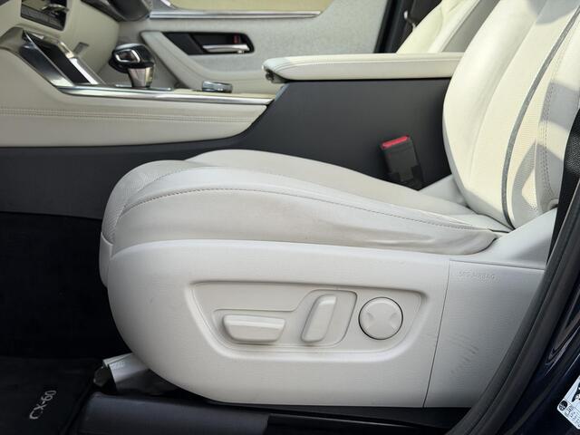Mazda CX-60 2.5 e-SkyActiv PHEV Takumi / Panoramadak / Trekhaak Wegklapbaar / Lederen Bekleding / Camera / Head up Display / Navigatie / Stoelverwarming / Stoel Verkoeling / Apple Carplay & Android Auto / Elektr. Stuurwiel / Dodehoek Detectie / Schuif Kantel Dak /