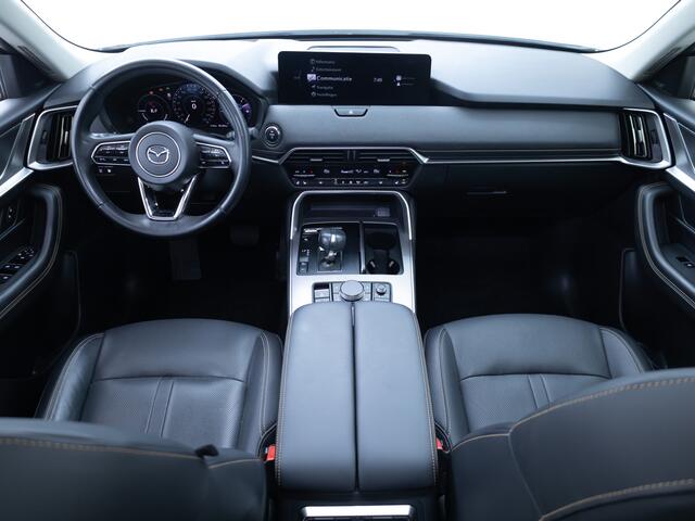 Mazda CX-60 2.5 e-SkyActiv PHEV Takumi | Panoramadak | Elec. trekhaak | Navigatie | 360 Camera | Elec. achterklep | Stoel- & stuurverw. | BOSE audio, Draadloze telefoonlader