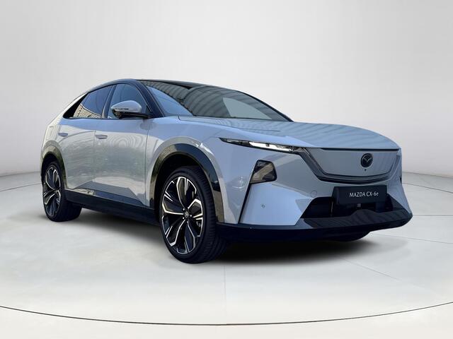 Mazda CX-6e Takumi 78 kWh | EERST LEVERBARE AUTO | Stoelverwarming/Verkoeling | Stuurverwarming | 360* Camera | 50" Infotainment-scherm | Elektrische Achterklep |