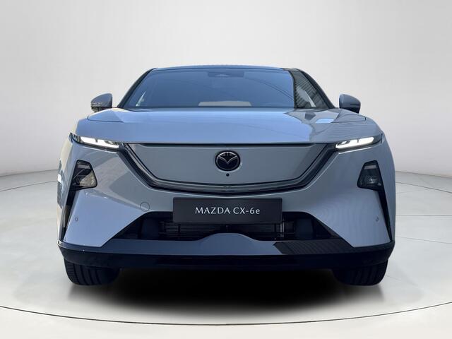 Mazda CX-6e Takumi 78 kWh | EERST LEVERBARE AUTO | Stoelverwarming/Verkoeling | Stuurverwarming | 360* Camera | 50" Infotainment-scherm | Elektrische Achterklep |