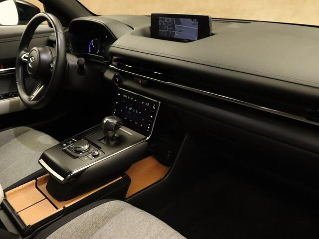 Mazda MX-30 e-SkyActiv EV 145 Exclusive-line 36 kWh - ORIGINEEL NEDERLANDSE AUTO - 3 FASE LADEN - SNELWEG LAAD MOGELIJKHEID - HEAD-UP DISPLAY - PARKEERSENSOREN VOOR EN ACHTER - STUUR EN STOEL VERWARMING - DODEHOEK DETECTIE