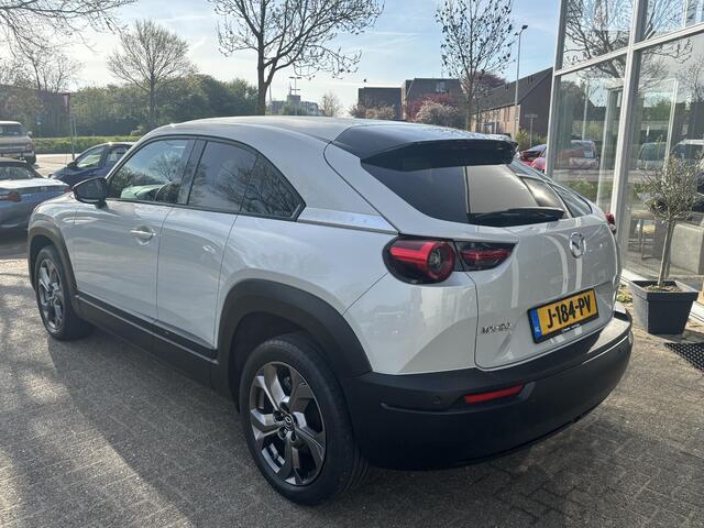 Mazda MX-30 e-SkyActiv 145 First Edition 36 kWh NL-Auto, 1e Eig., Dealer Onderh., Navigatie, Apple Carplay / Android Auto, A. Rij-Camera, Parkeerhulp vóór, Cruise Controle Ad. Lichtmetaal, SOH 94%.