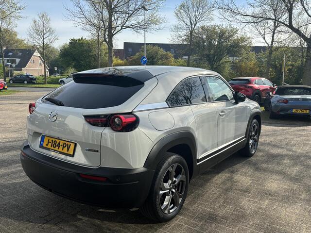 Mazda MX-30 e-SkyActiv 145 First Edition 36 kWh NL-Auto, 1e Eig., Dealer Onderh., Navigatie, Apple Carplay / Android Auto, A. Rij-Camera, Parkeerhulp vóór, Cruise Controle Ad. Lichtmetaal, SOH 94%.