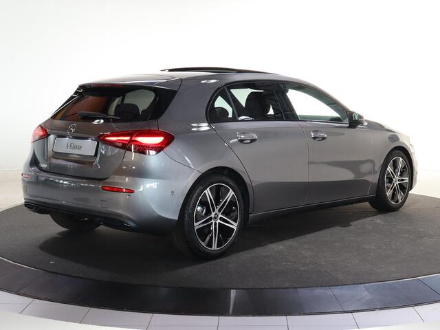 Mercedes-Benz A-KLASSE 180 Star Edition Luxury Line | Panoramaschuifdak | Nightpakket | Digitaal display | Achteruitrijcamera | Led-koplampen | Stoelverwarming |